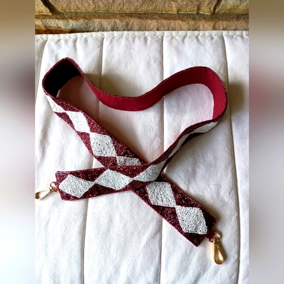 None Handbags - NWOT Burgundy and White Diamond Shape Beaded Purse Crossbody Strap